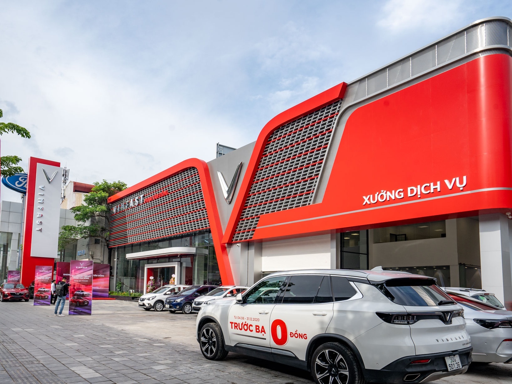 Kham pha showroom VinFast moi rong gan 5.000 m2 tai Ha Noi hinh anh