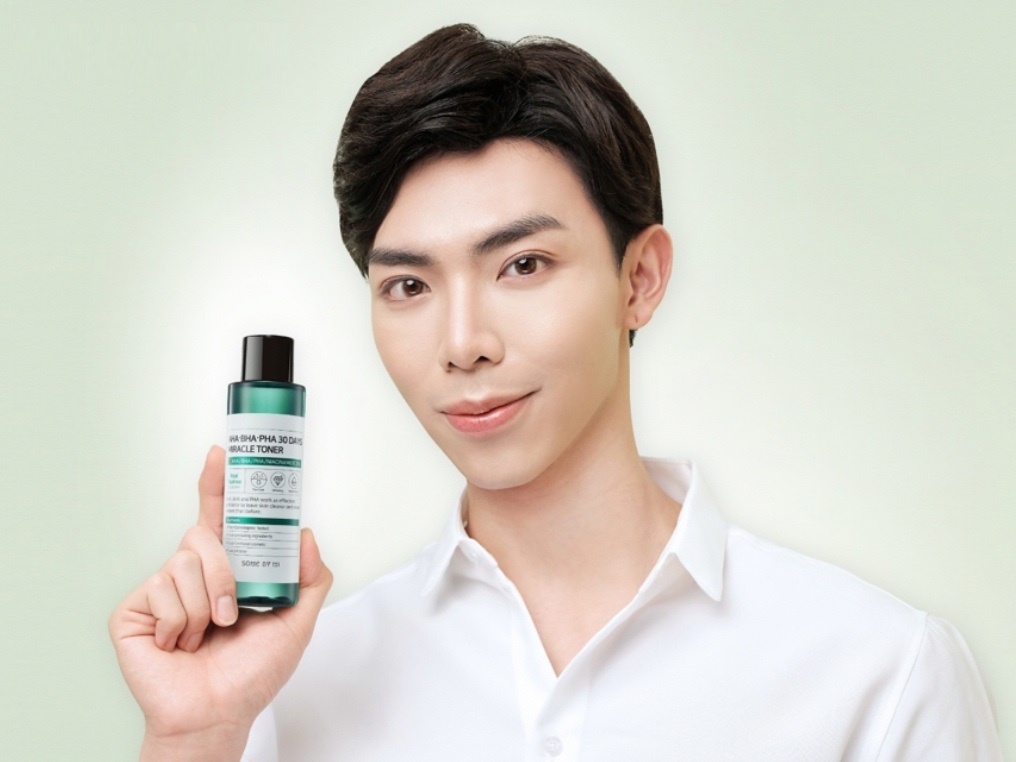 Erik tro thanh dai su thuong hieu my pham Some By Mi hinh anh