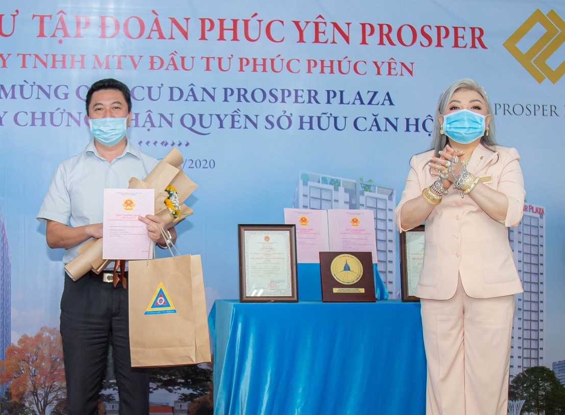 Tap doan Phuc Yen Prosper trao so hong cho cu dan hinh anh