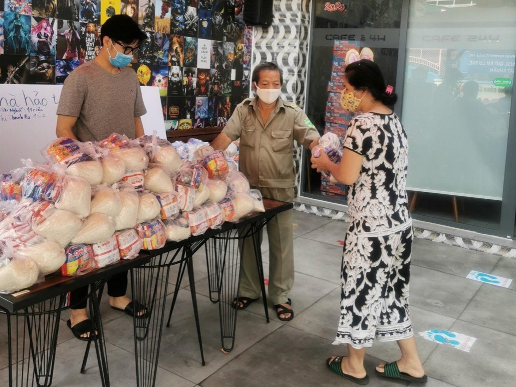 HyHy Shop trao qua cuu tro cho nguoi kho khan trong mua dich hinh anh