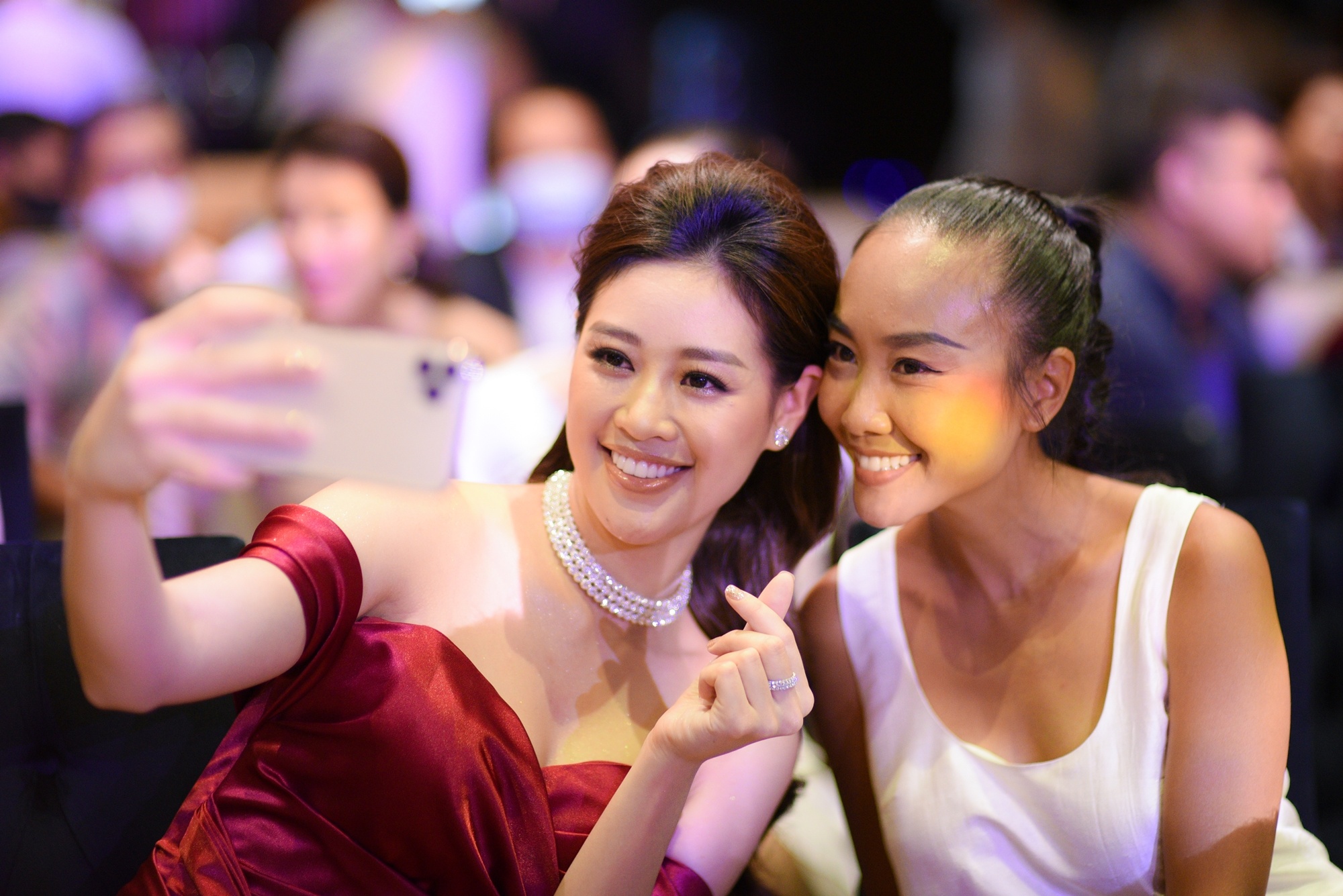 Khanh Van rang ro selfie cung Doan Trang hinh anh