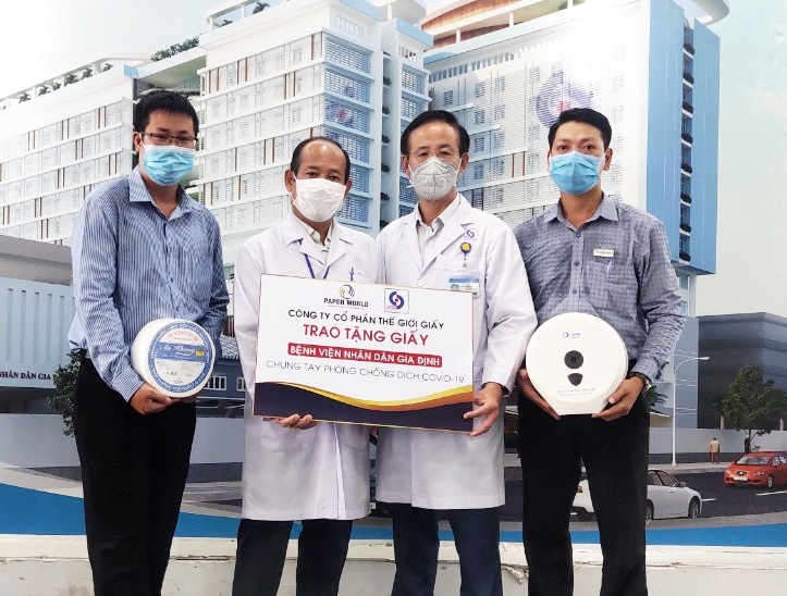 Trao hon 3 ty dong san pham giay ve sinh, giay da nang cho benh vien hinh anh