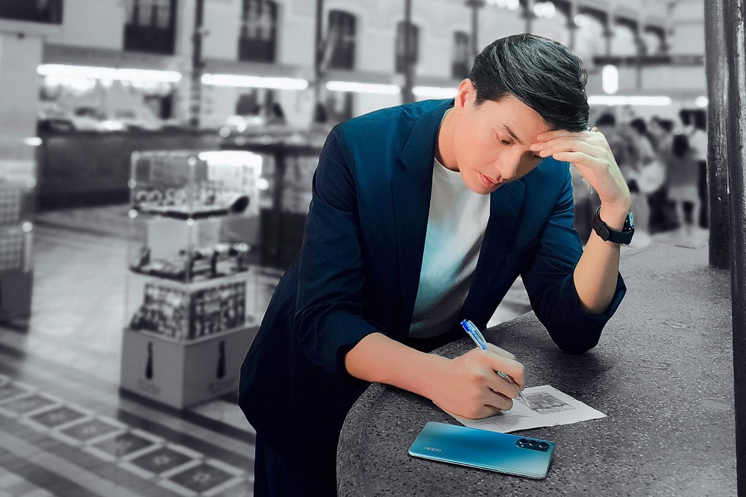 Quang Dai, Chan La Ca khoe anh check-in phong cach la hinh anh