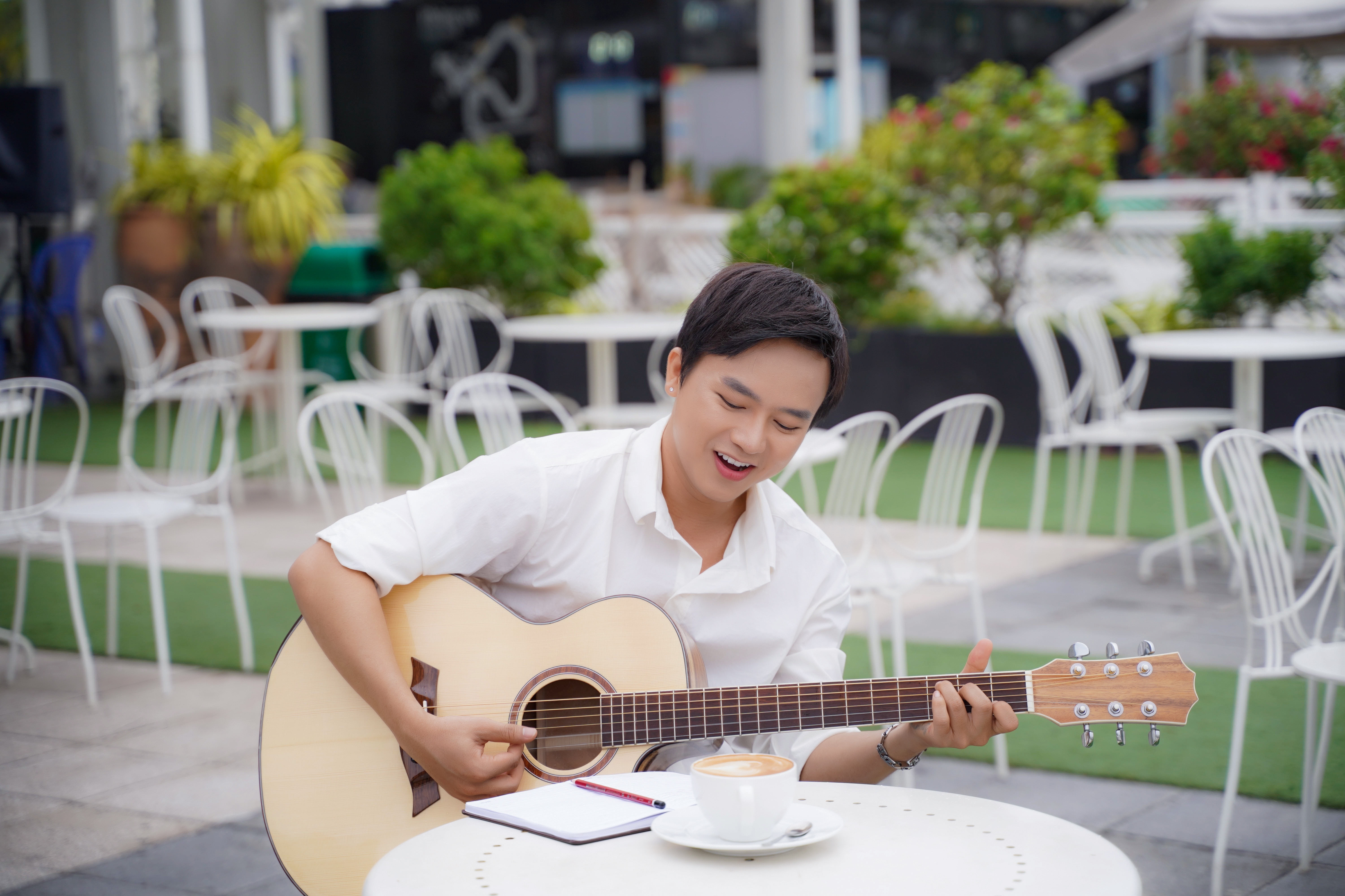 Bui Cong Nam - nguoi ve mau bang nhung not nhac hinh anh