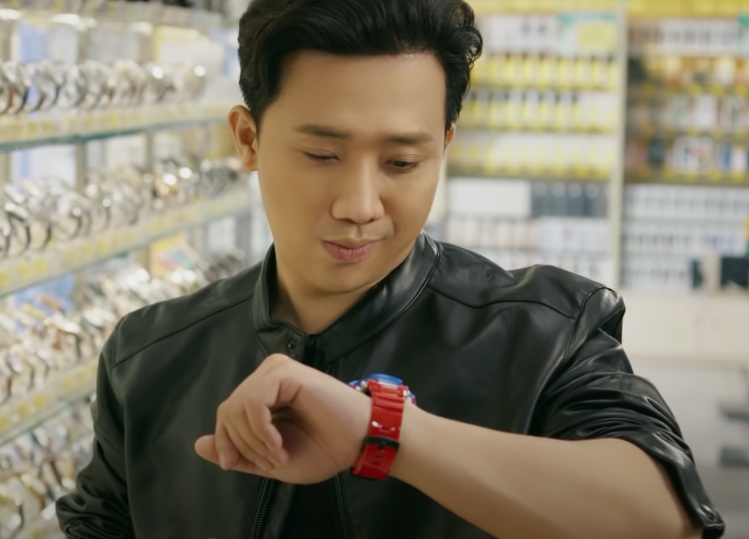 Bieu cam hai huoc cua Tran Thanh trong ‘Dac vu thoi gian’ hinh anh