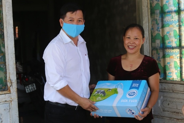 Co Gai Ha Lan tiep suc Da Nang voi 120.000 san pham sua tuoi hinh anh