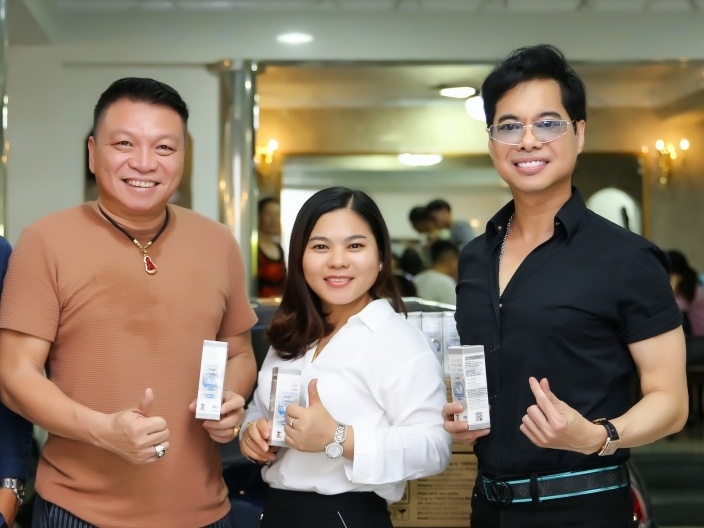 Ngoc Son tang 1.000 chai dung dich nano bac cho Da Nang hinh anh