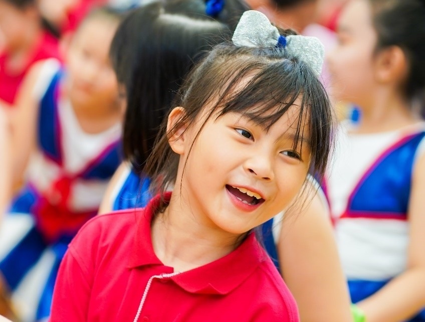 Vo chong Hoang Bach khoe anh con gai ngay tuu truong hinh anh