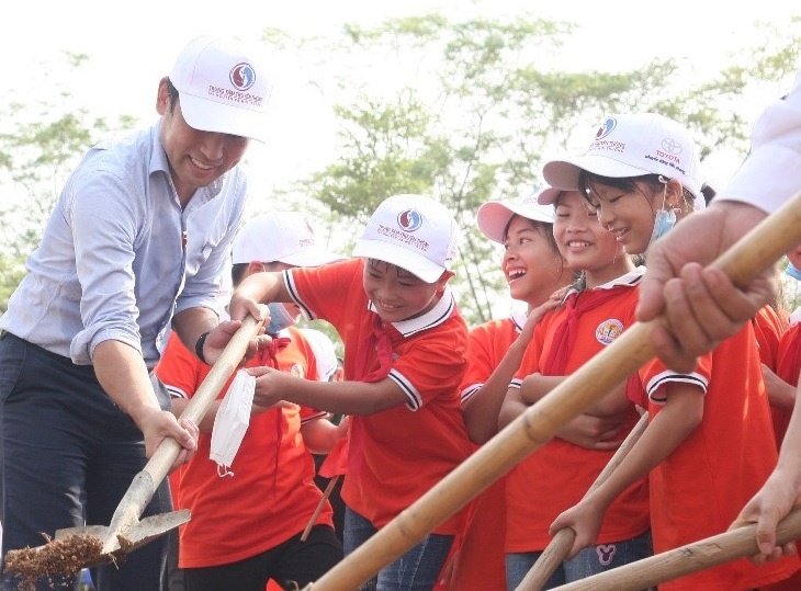 Toyota phat dong chuong trinh 'Chung tay xanh hoa hoc duong 2020' hinh anh