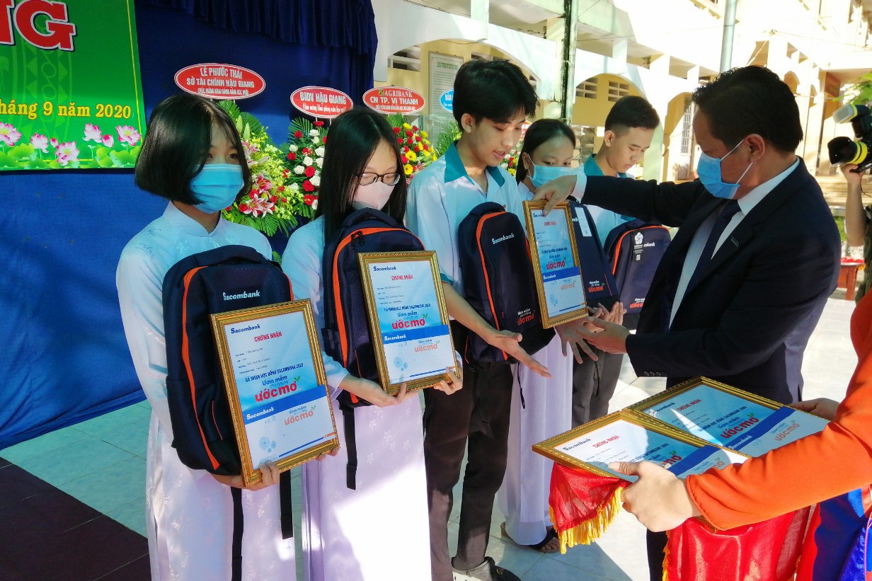 Sacombank chi 3,5 ty dong trao hoc bong mua tuu truong hinh anh
