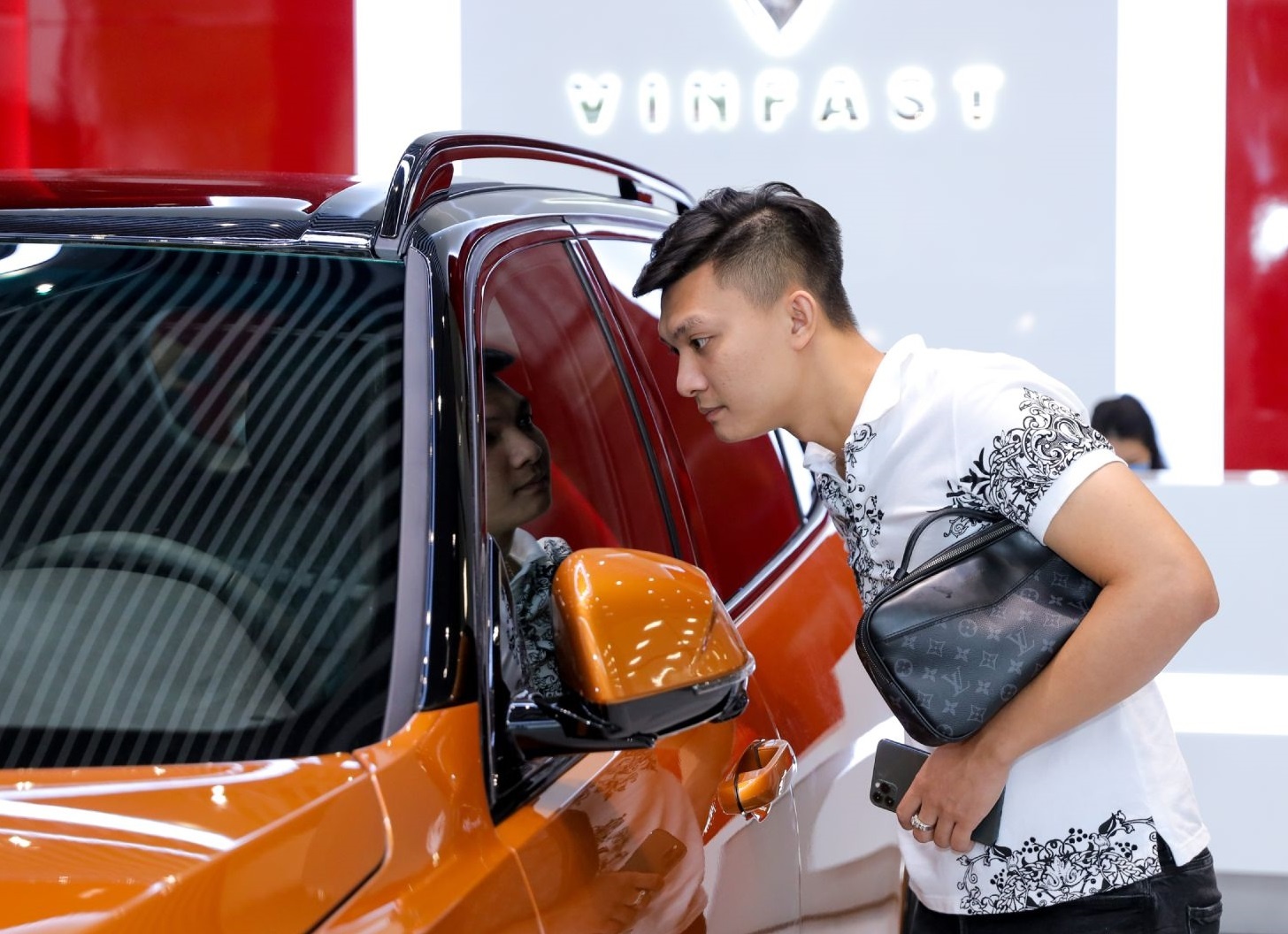 Nguoi tieu dung to mo den showroom xem VinFast President hinh anh