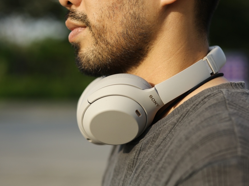 28 nam phat trien cong nghe chong on tren tai nghe Sony hinh anh