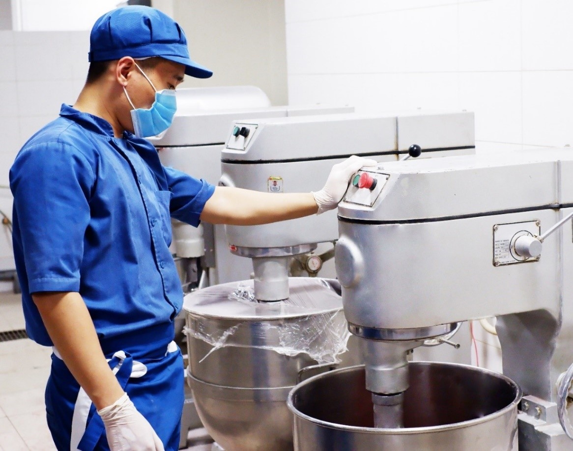 Quy trinh san xuat banh Trung thu khat khe cua VinMart hinh anh