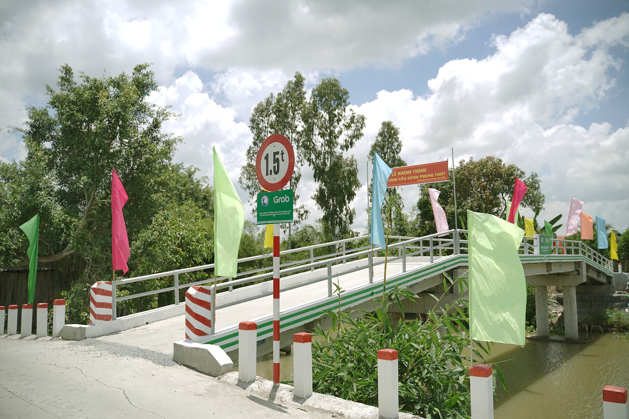 Cay cau moi nang buoc tre vung sau Tien Giang den truong hinh anh