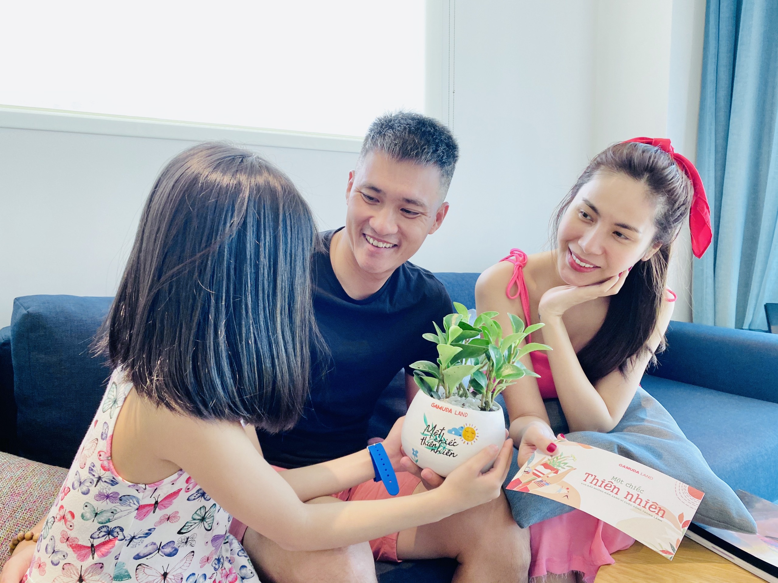 Thuy Tien - Cong Vinh day con cach yeu thien nhien hinh anh