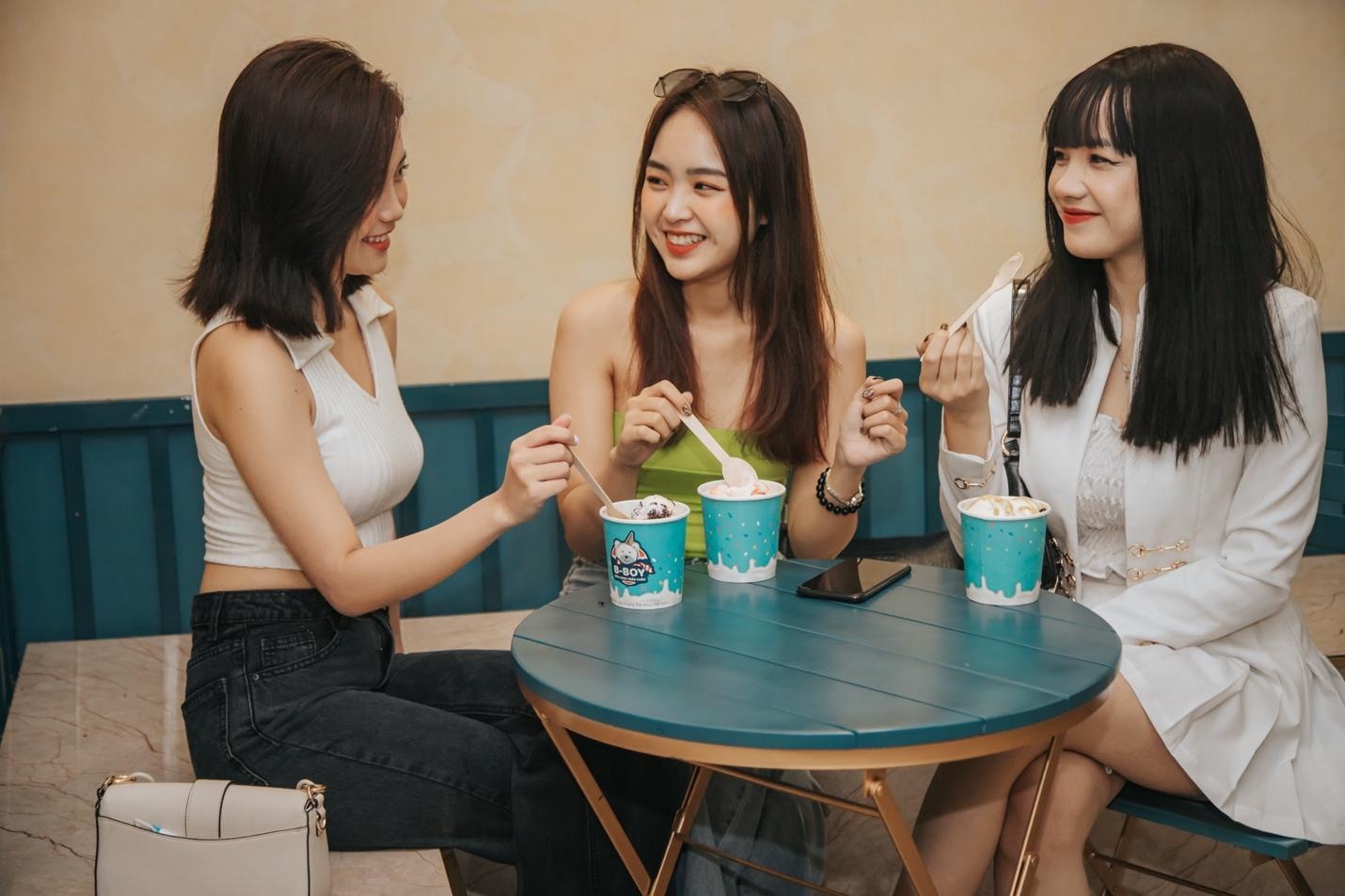 Dan hot girl du le khai truong cua hang sua chua tran chau B-Boy hinh anh