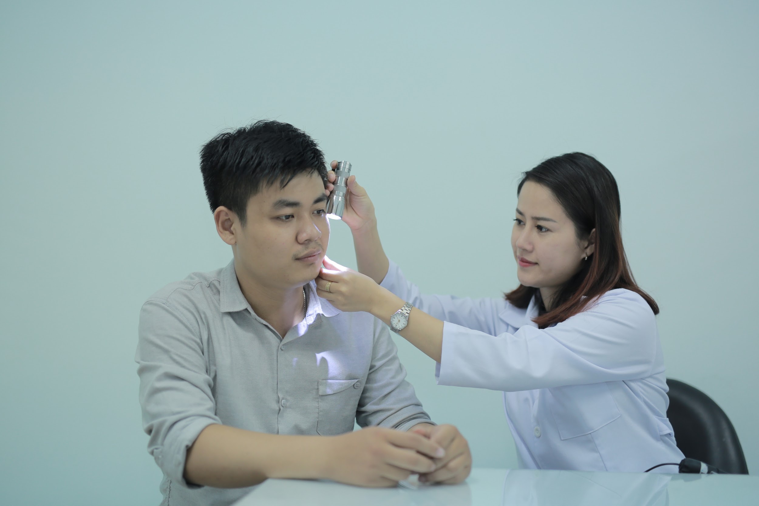 Diem manh cua doi ngu y bac si phong kham Doctor Scar hinh anh