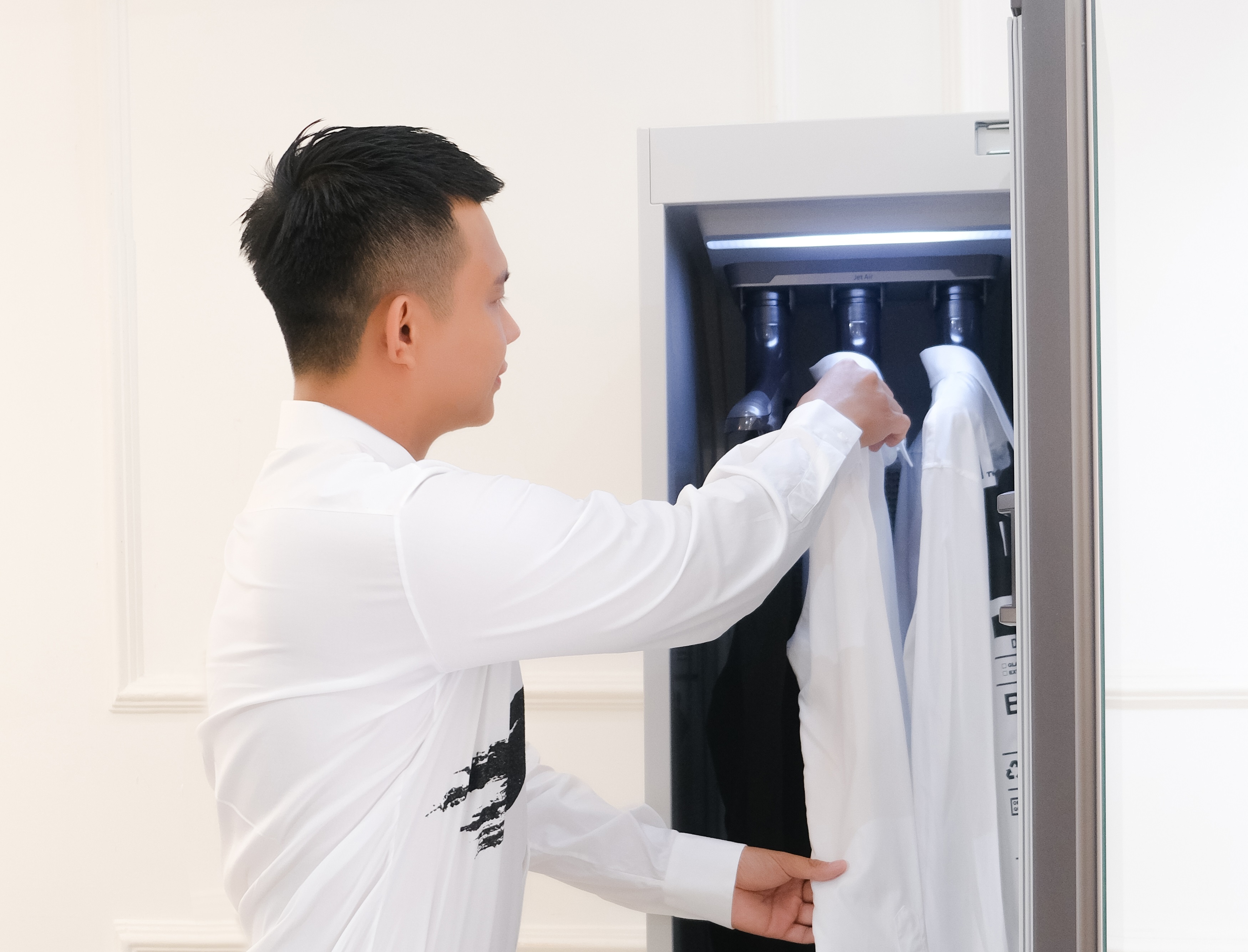 Tu cham soc quan ao thong minh Samsung anh 8