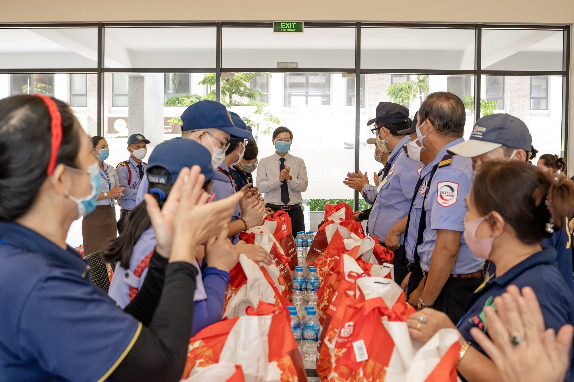 nguoi tham lang phong chong dich anh 7