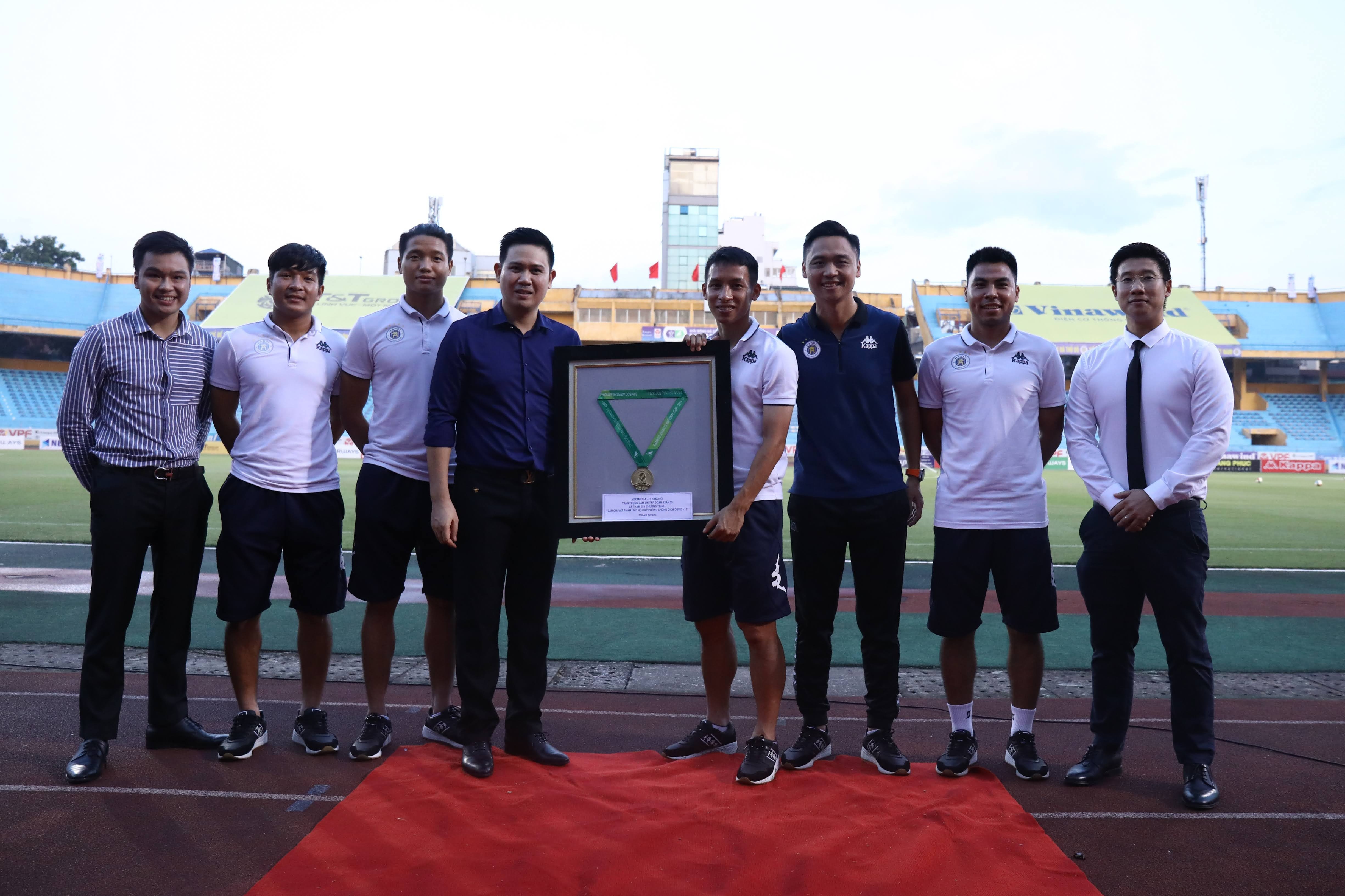 Asanzo gop 300 trieu dong,  Asanzo,  CLB Ha Noi anh 3