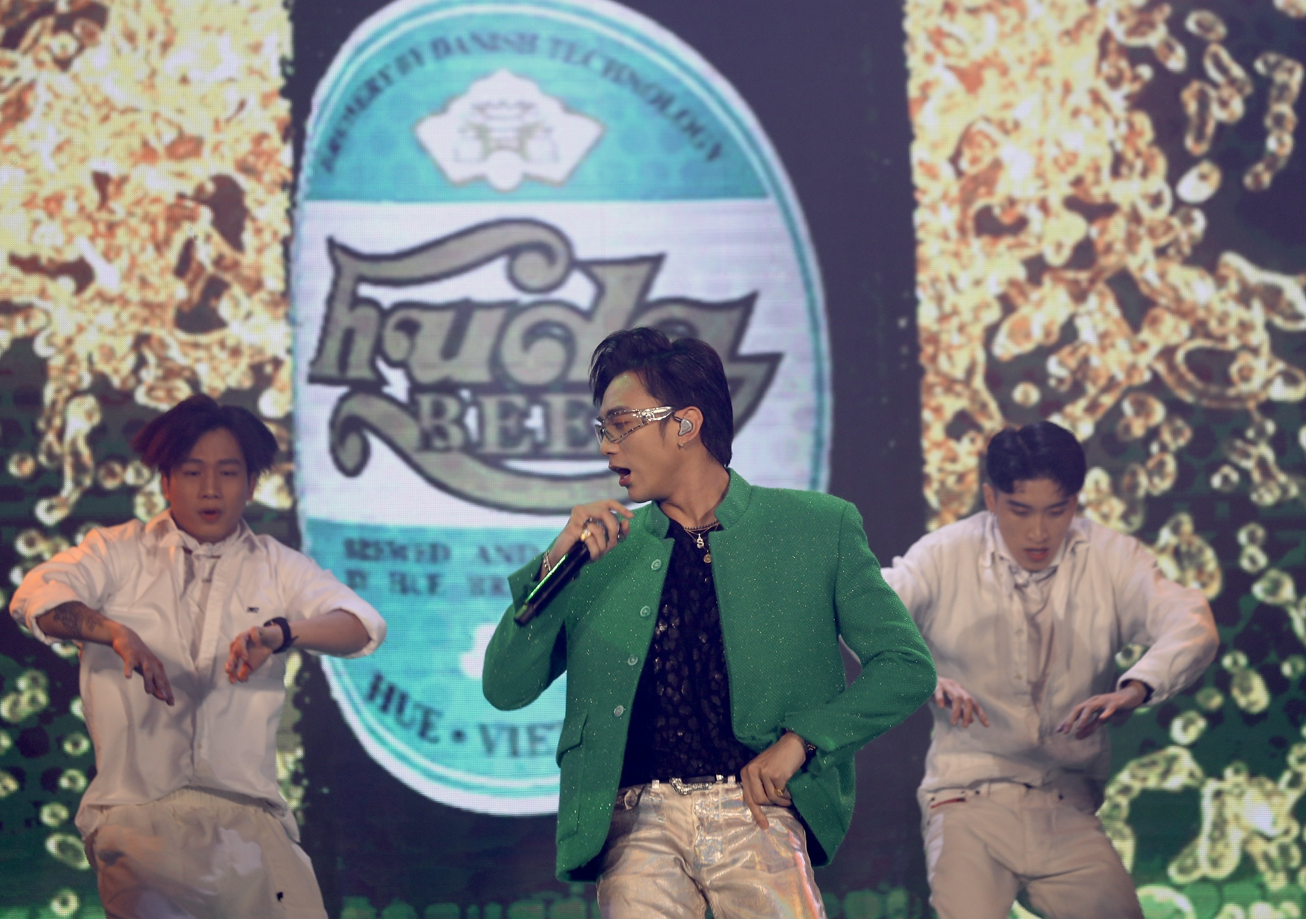 Soobin Hoang Son khuay dong dem nhac ky niem Huda 30 nam hinh anh