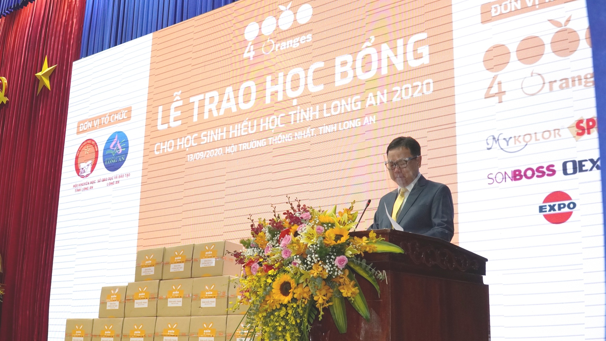 hoc bong  4 Oranges anh 1