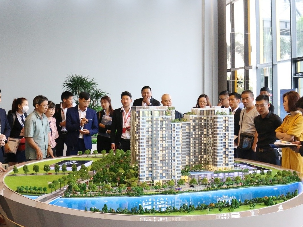 Nha dau tu tim kiem du an BDS thoi dich hinh anh