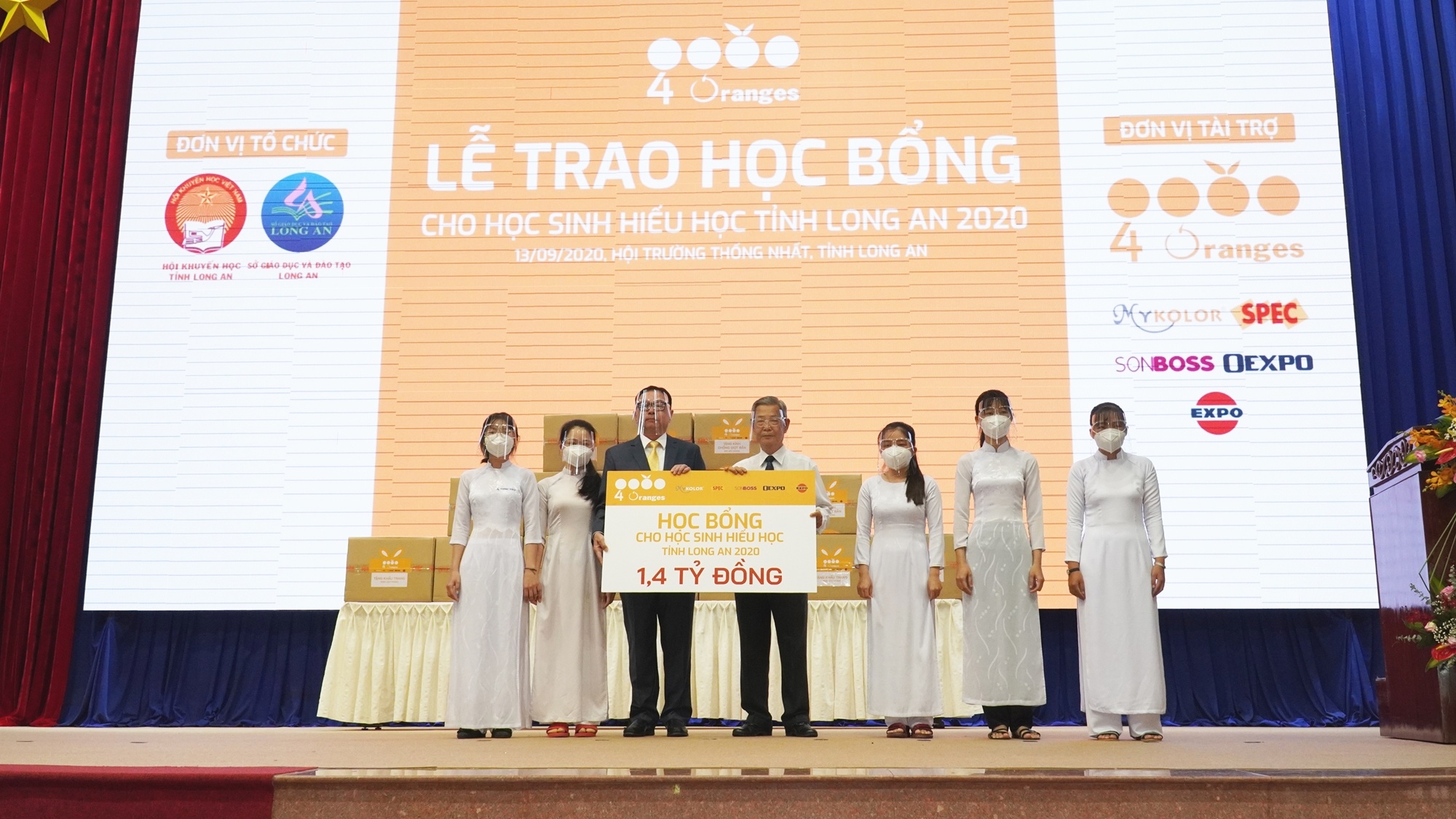 hoc bong  4 Oranges anh 2