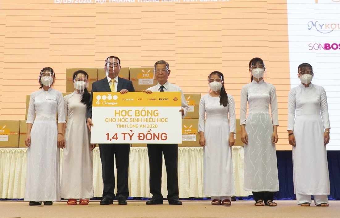 Trao hoc bong 1,4 ty dong cho hoc sinh Long An hinh anh