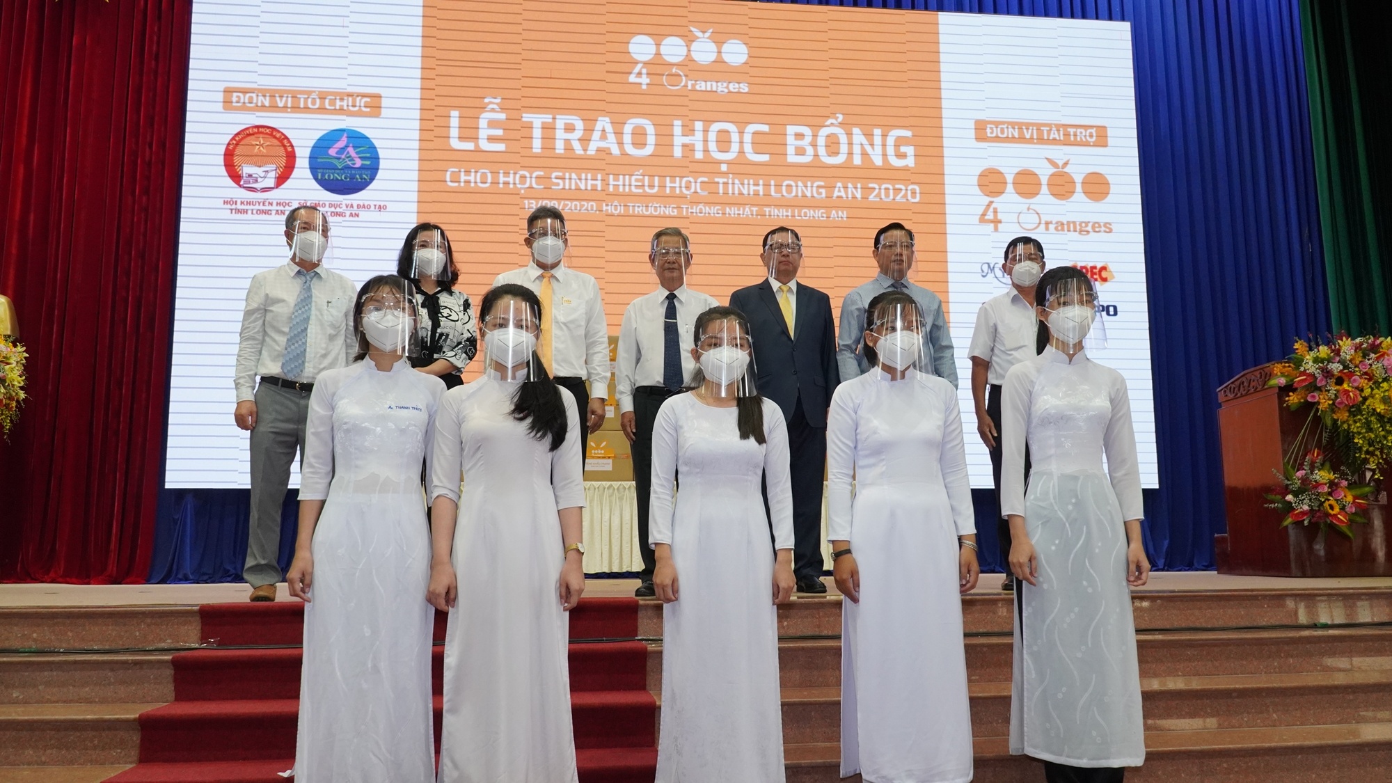 hoc bong  4 Oranges anh 3