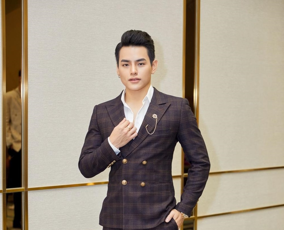 Ca si Tino dien vest lich lam tai show thoi trang hinh anh