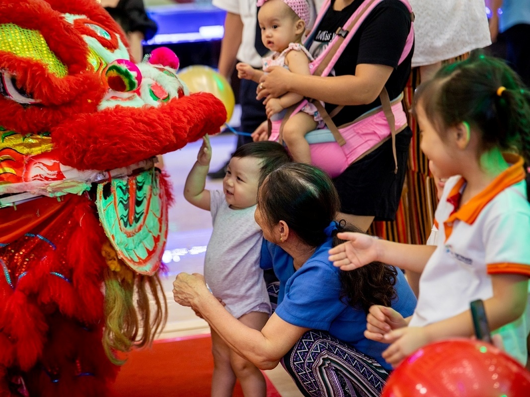 Trai nghiem khong gian Trung thu da sac mau tai Vincom hinh anh