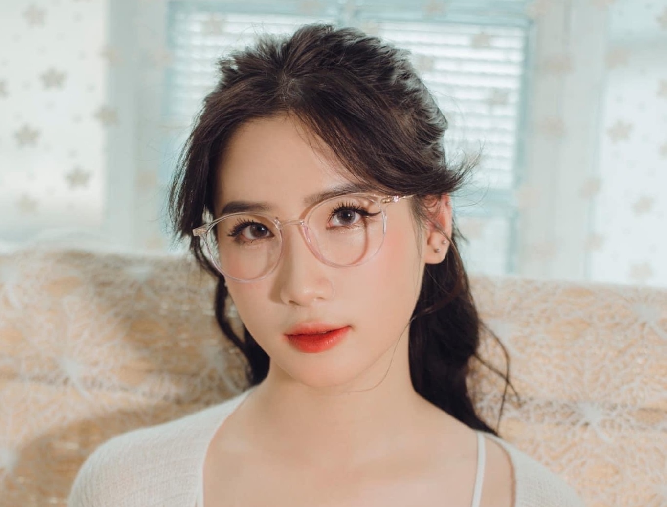 Nang tam phong cach voi kinh mat Anna hinh anh