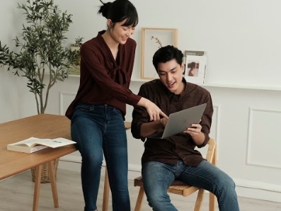Nhung mau quan jeans thoai mai cua Uniqlo hinh anh