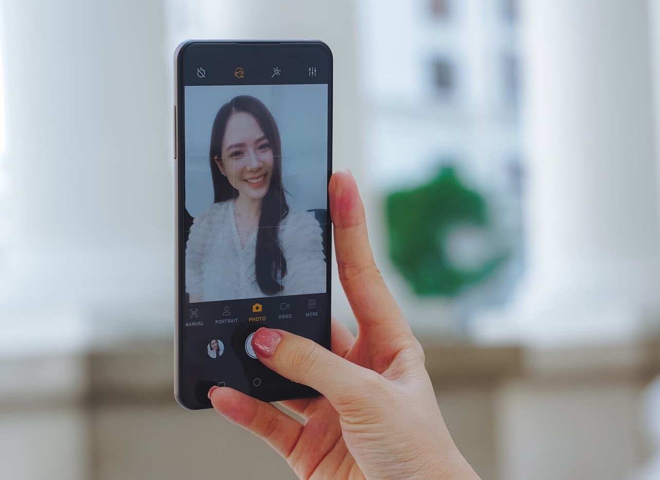 Lam camera an duoi man hinh de hay kho? hinh anh