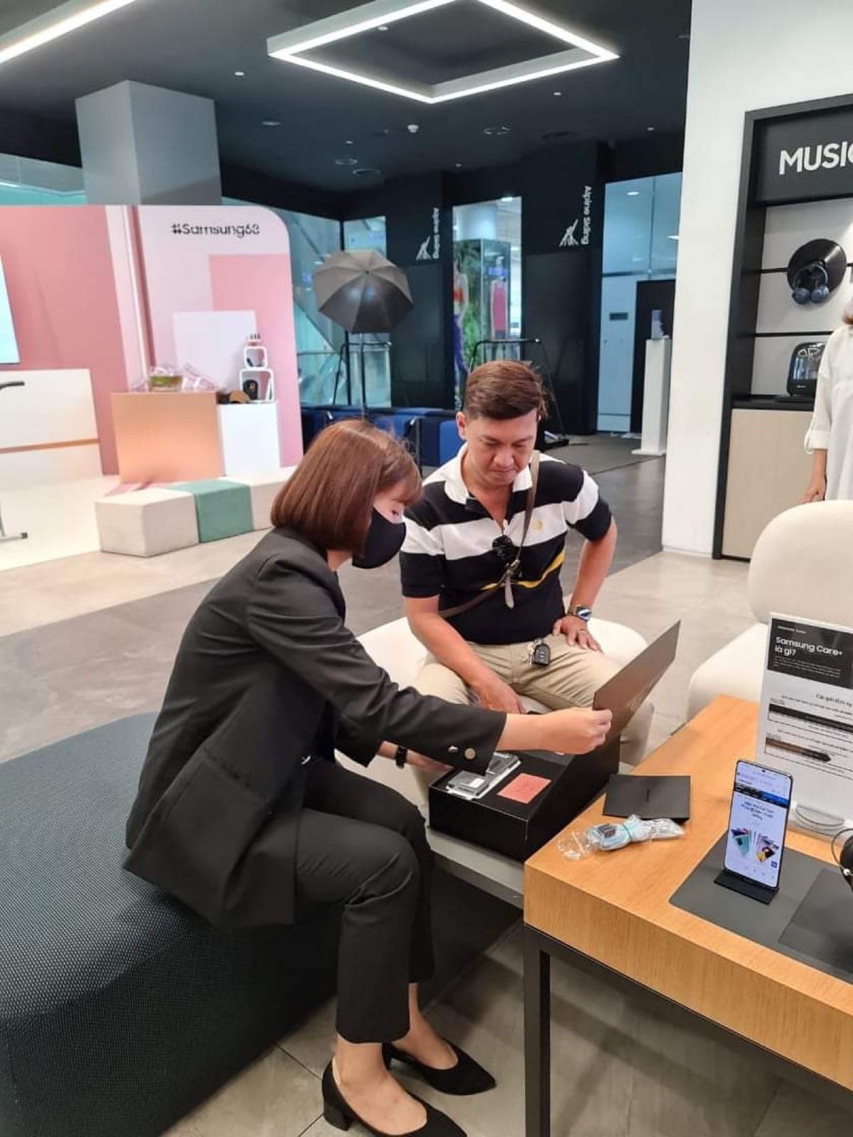 Smartphone màn hình gập Samsung ảnh 2 Smartphone man hinh gap Samsung anh 2