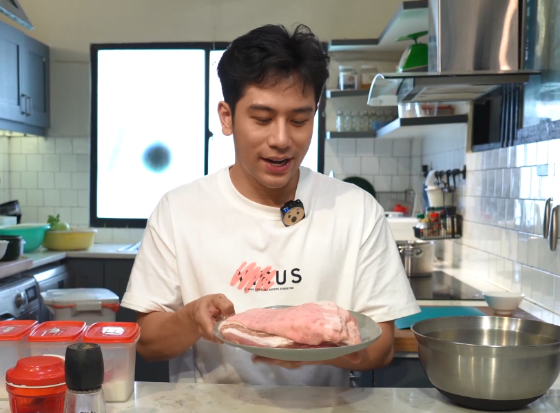 Dino Vu huong dan lam heo quay da gion tai nha hinh anh