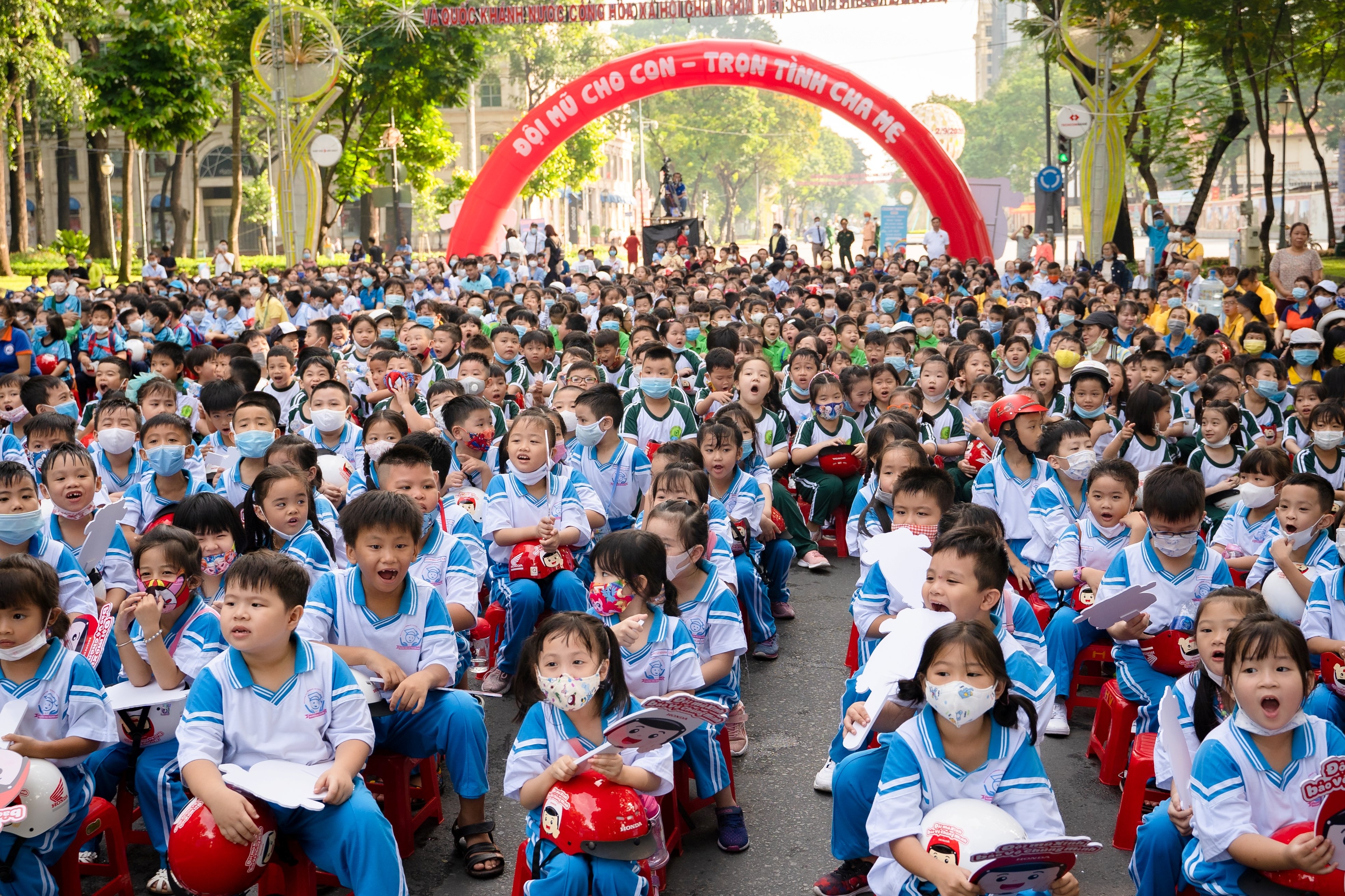 sự kiện đi bộ vận động đội mũ bảo hiểm  ảnh 2 su kien di bo van dong doi mu bao hiem anh 2