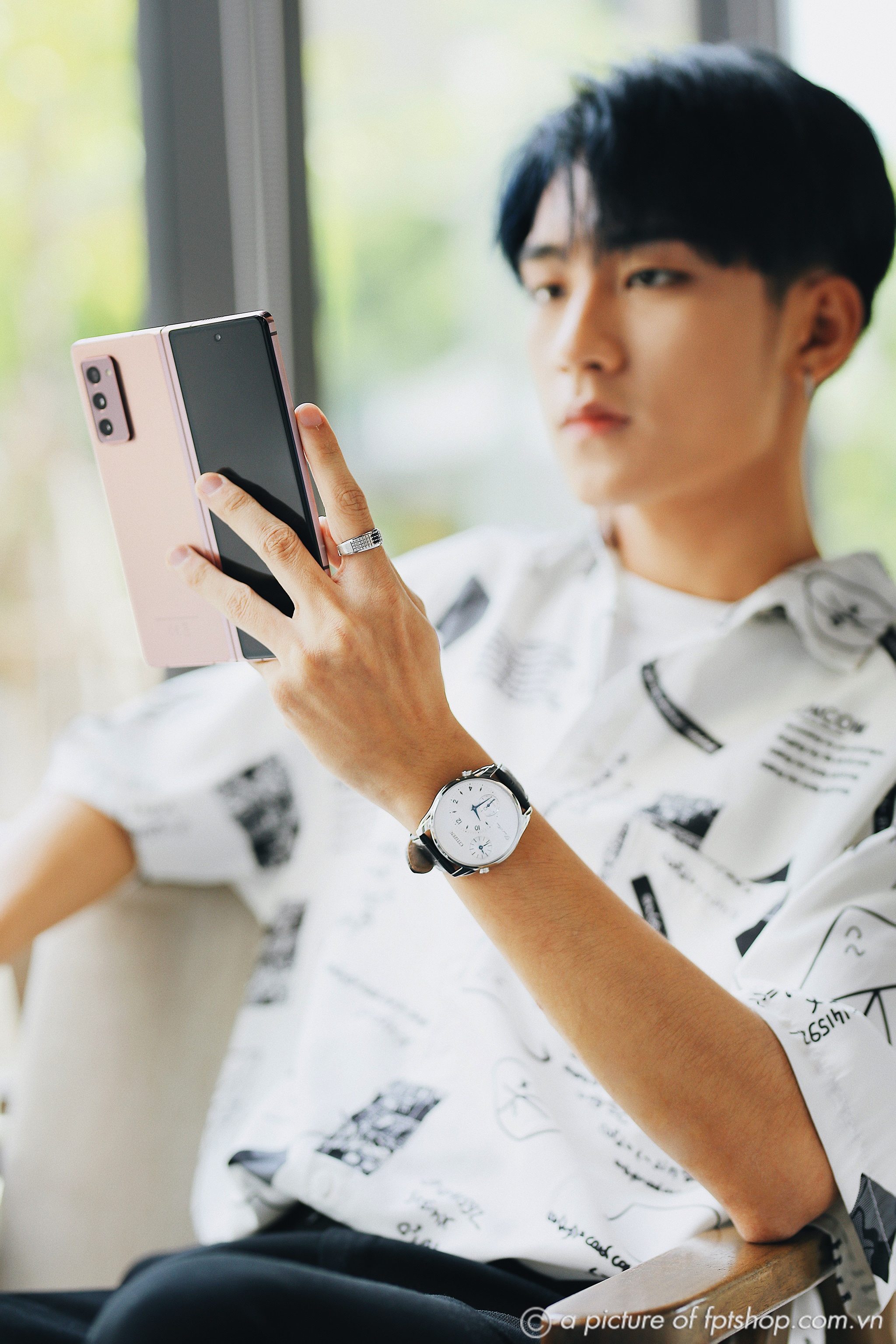 Galaxy Z Fold2 anh 1