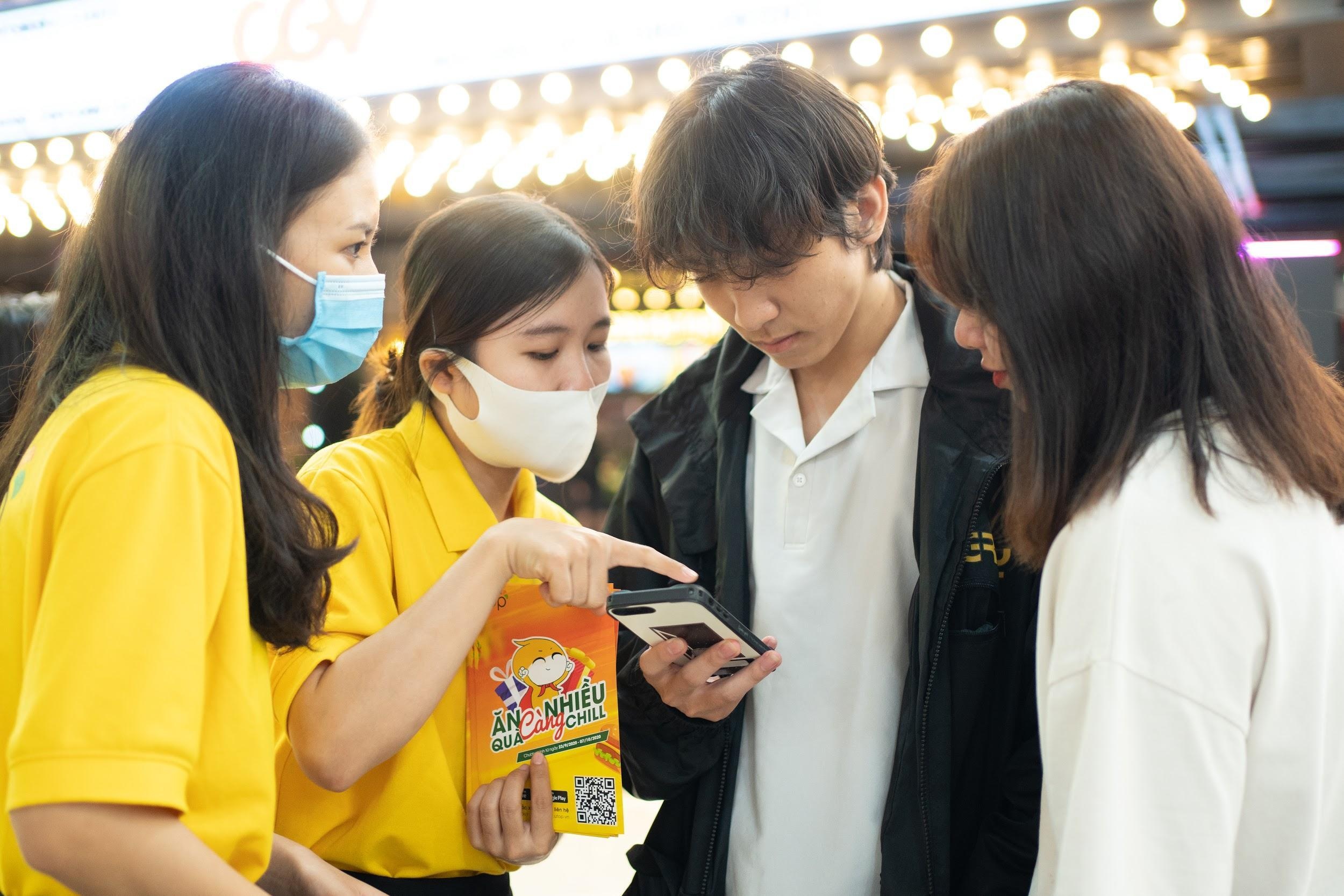 Van Hanh Mall tang trai nghiem khach hang nho ung dung Utop hinh anh