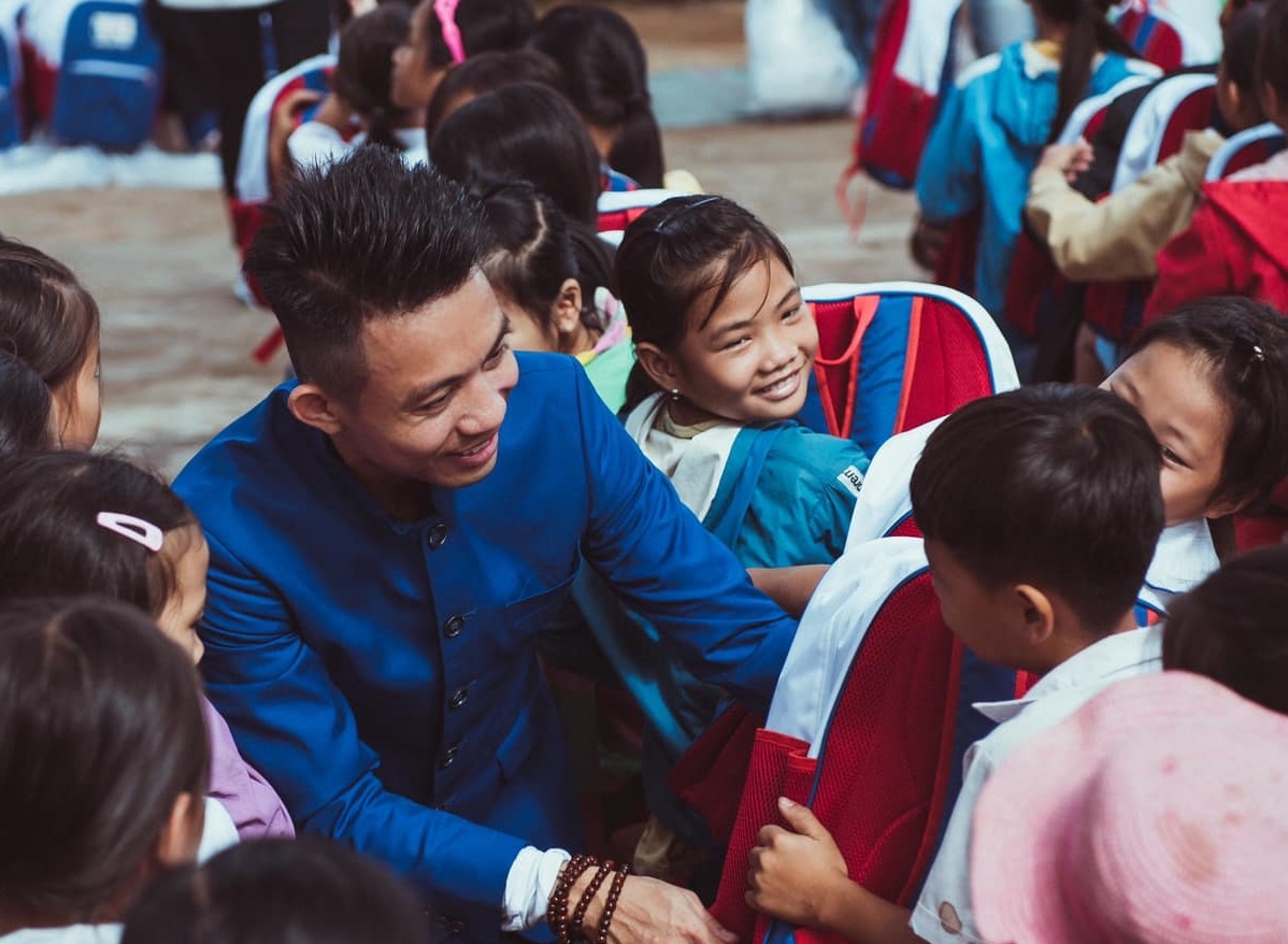 Pho TGD Nhua Long Thanh tang qua Trung thu cho tre em Dak Lak hinh anh