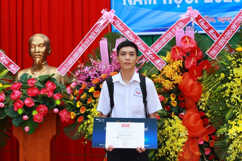 Nam sinh dat diem 10 tieng Anh gianh hoc bong vao SIU hinh anh