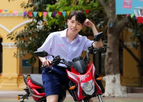 Duc Phuc mang dan xe dien vao MV moi hinh anh