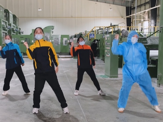 Nhan vien det may nhay flashmob truyen thong diep chong dich hinh anh