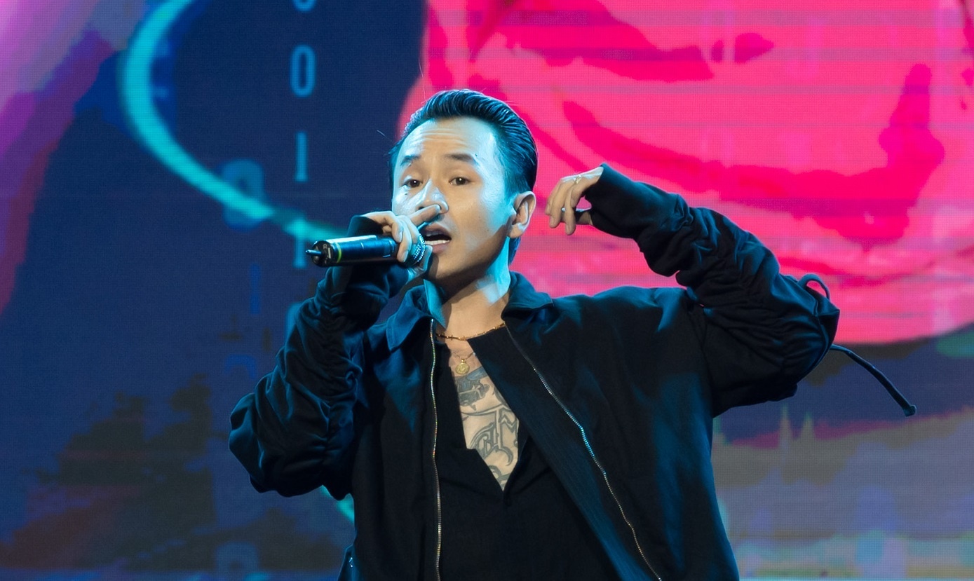 Binz hat live '021' tai chung ket Hoc vien MoMo hinh anh