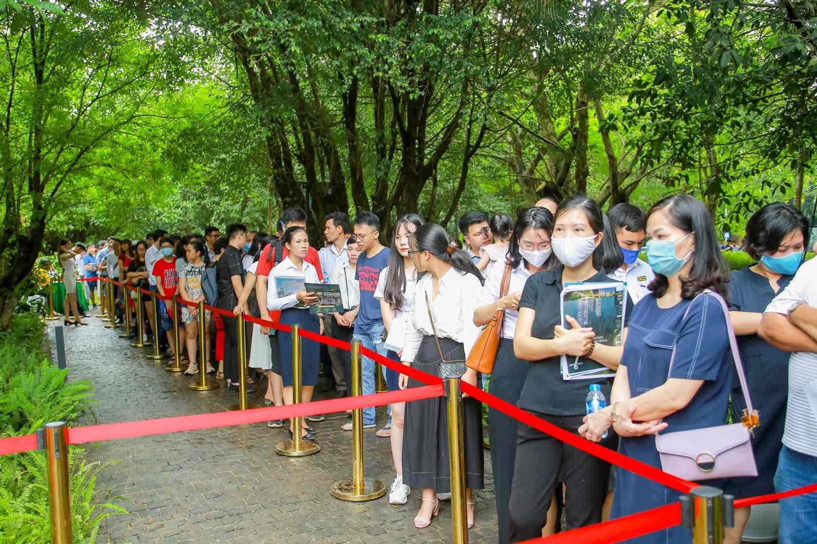 Nhieu nguoi xep hang tham quan khu nha mau tai Ecopark hinh anh