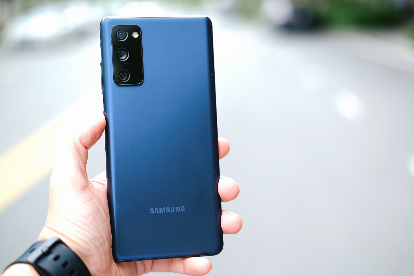 'Galaxy S20 FE la cau tra loi cho flagship gia mem dang mua cuoi 2020' hinh anh