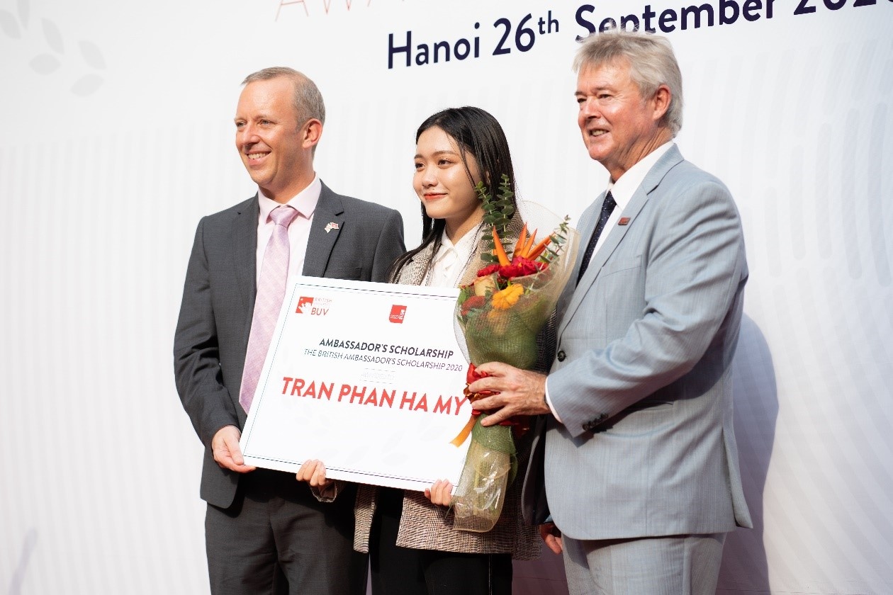 4 sinh vien dau tien gianh hoc bong Dai su Vuong quoc Anh hinh anh