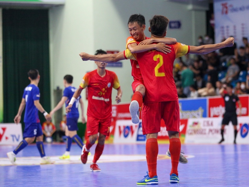 Sanvinest Sanatech Khanh Hoa thang nguoc dong 4-2 Kardiachain Sai Gon hinh anh