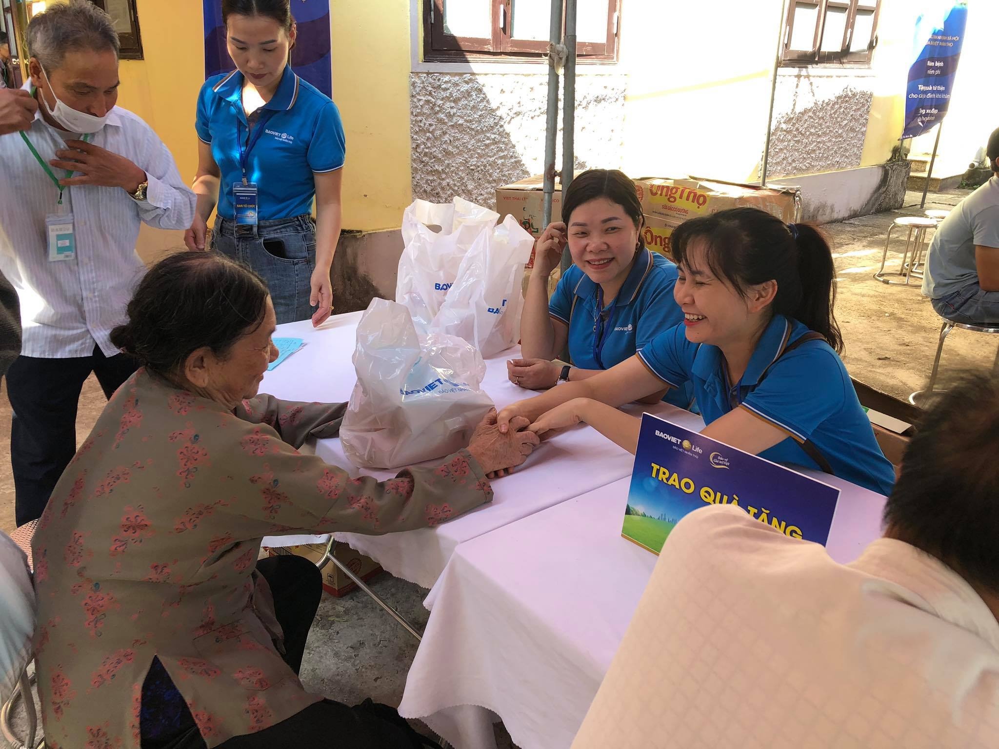 Bao Viet Nhan tho kham benh, tang qua nguoi ngheo tinh Bac Ninh hinh anh